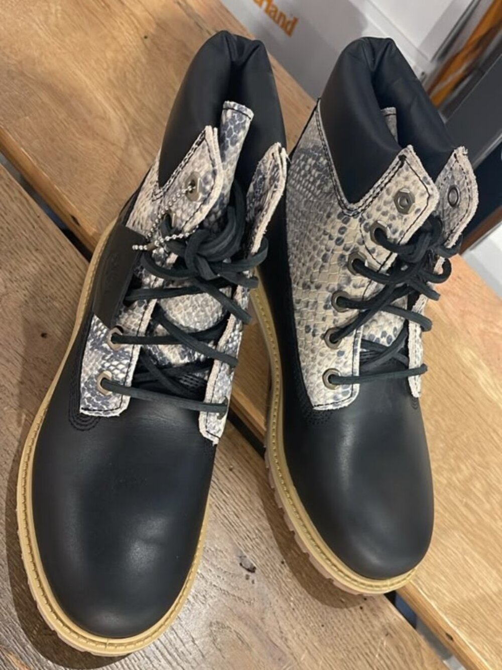 TIMBERLAND WOMEN'S PREMIUM 6 IN LACE WATERPROOF BOOT SNAKE PRINT SUEDE A5M5N-AFT